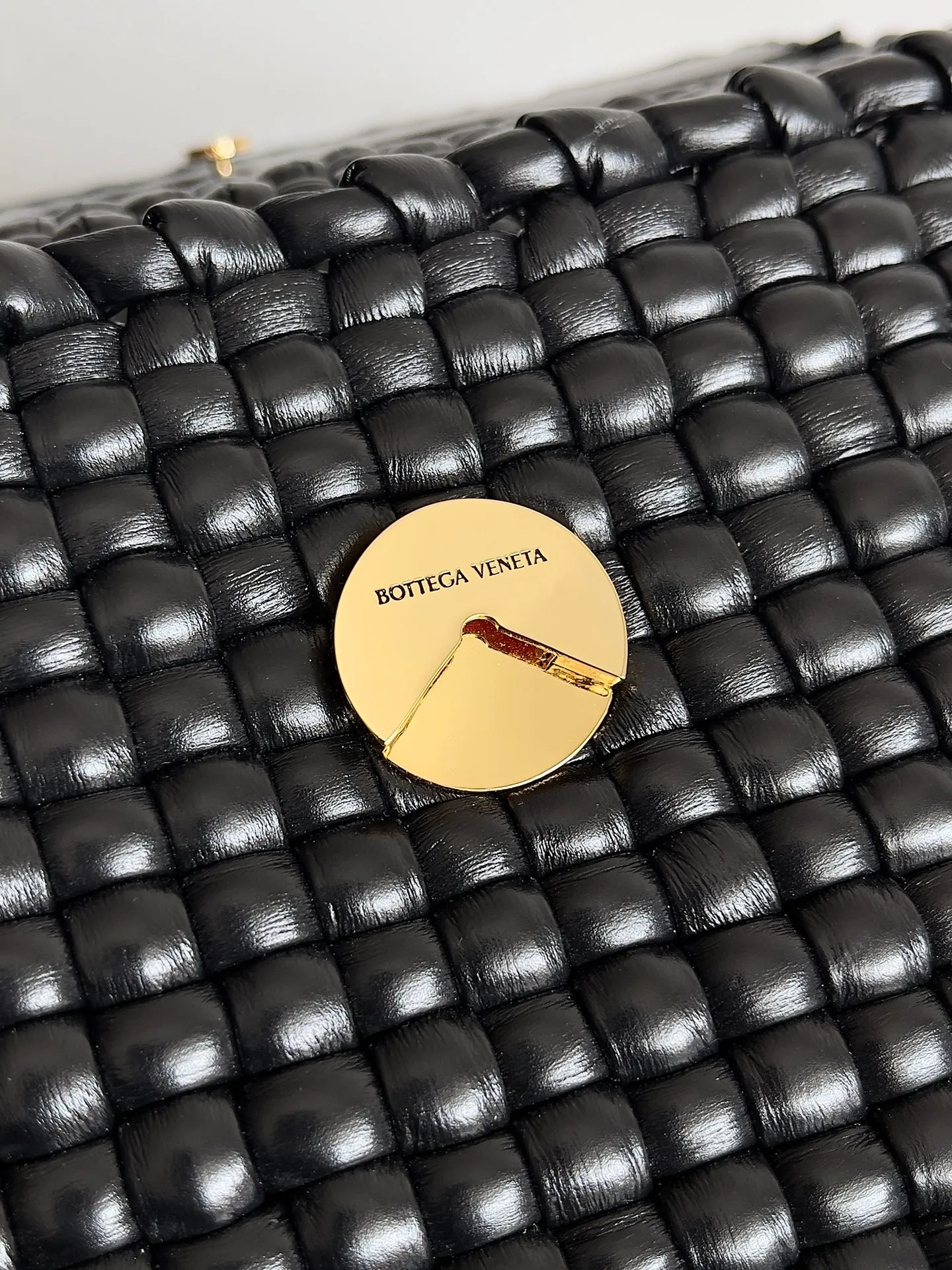 Batch 3120 Reshape the classics, Swing is back, BOTTEGA VENETA Bottega Veneta women's Swing shoulder bag is made of tubular quilted weaving technology. The unique vertical weaving of the bag is impressive. The overall style reveals a medieval style, which is in line with the current retro trend. It is simple and versatile without losing personality. It can be adapted to different styles for work and commuting. Both cross-body and hand carry are created with everyone in mind. It is a bag that does not lose its practicality and beauty [Hop Jump] [Hop Jump] Style No.: 764073 Size: 25*19*6